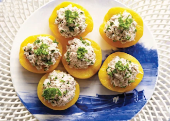 Amuses, hapjes, fruit, vis – Tonijnsalade met perzik