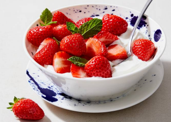 Desserts – Snelle-kwark-hangop met anijs en aardbeien